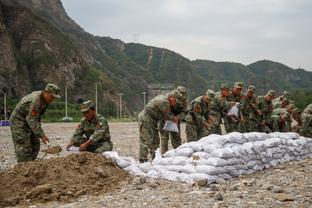 阿格选利物浦队友五人阵：雷纳、卡拉格、海皮亚、杰拉德&苏牙